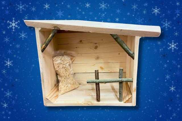 Crèche bois naturel artisanale, structure en bois clair avec toit et barrières en branches, décoration simple et authentique pour Noël