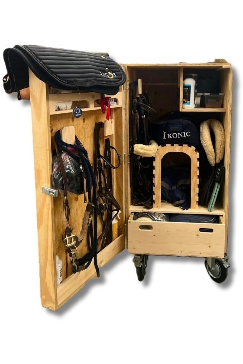 Armoire d'équitation en bois